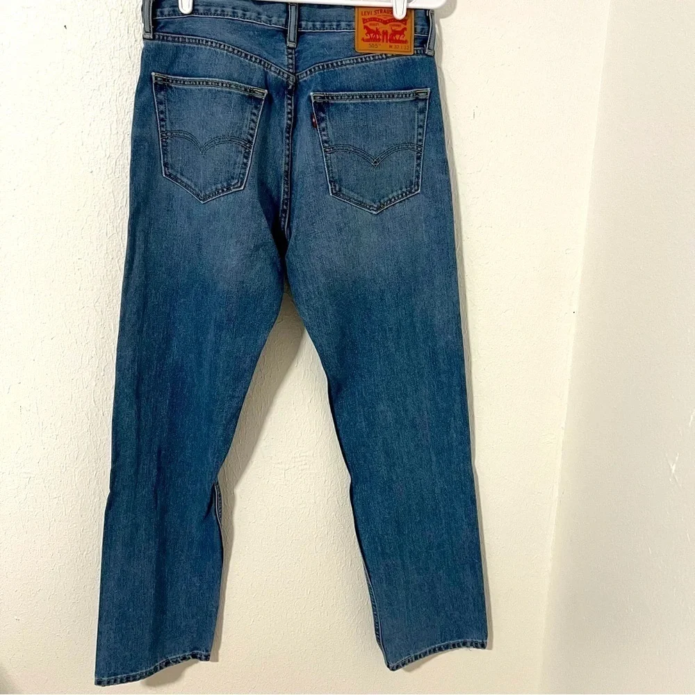 Levi's Men’s Denim Jeans - 505 Straight Leg - W32 L32 EUC Medium Wash Casual